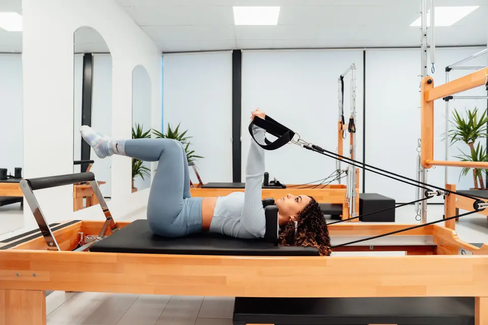 Pilates terapéutico en máquina